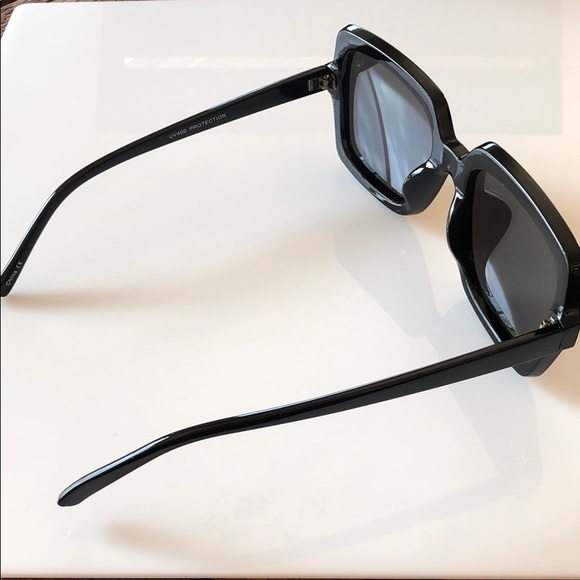 Black frame silver mirrored lens sunglasses - Picture 4 of 8